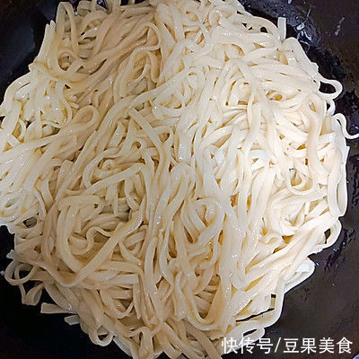 这道面条变身记-面条变披萨简单快手,超下饭