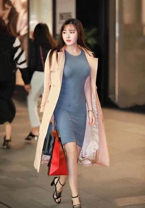 小姐姐是“大码”身材,穿风衣简直是行走的衣架