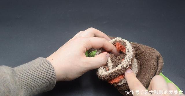 袜子有破洞别急着扔,把袜子套在拖鞋上,用途真厉害,长见识了