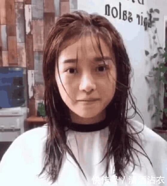 小姐姐剪短发,理发师一剪刀下去心在滴血,剪完是真的很好看