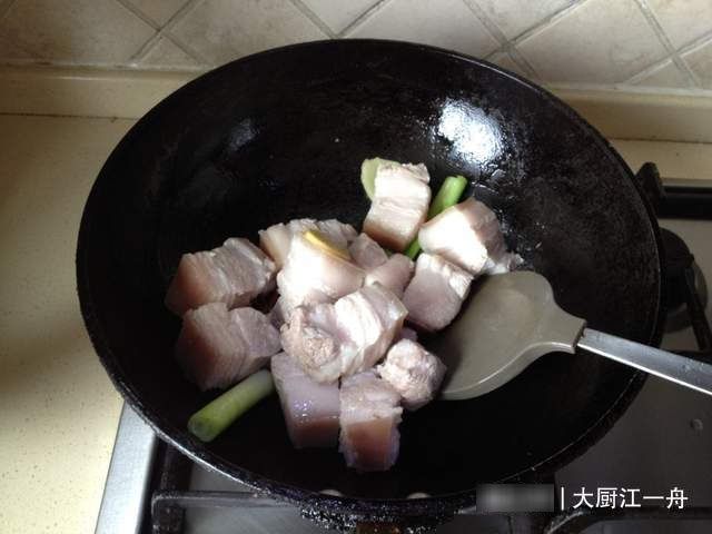红烧肉，到底要炒糖色吗？老厨师教我正确做法，原来一直做错了