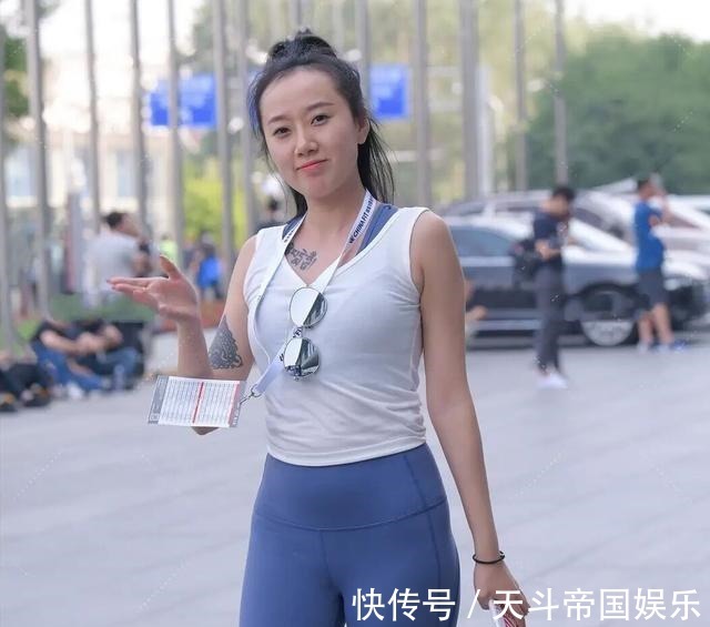 打底裤 “小短裙”该收一收了,如今流行“打底裤+运动鞋”,显瘦还洋气!