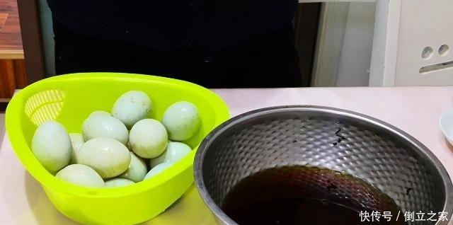 自从学会自制皮蛋,我家每月做一次,简单又解馋,比买的还好吃!