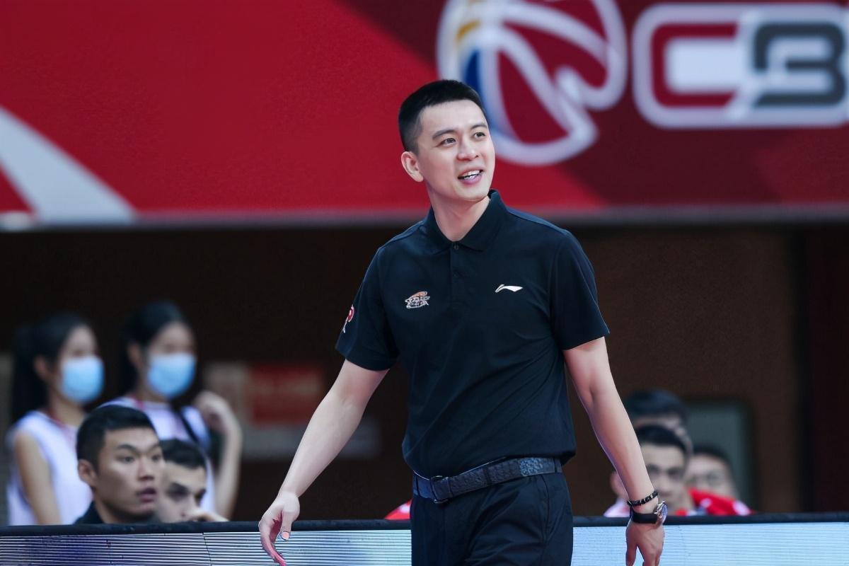 杨鸣|亚洲杯为CBA让路首钢离队第一人,打铁匠或拖杨鸣争冠后腿