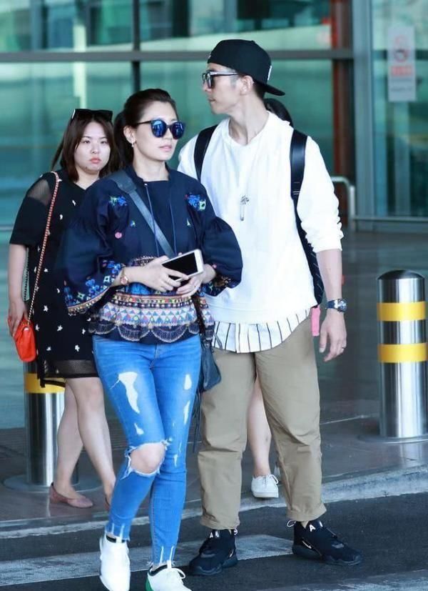 贾静雯穿衣的失败 牛仔裤没显瘦 反而穿出五五分身材 贾静雯穿衣的失败 牛仔裤没显瘦 反而穿出五五分身材