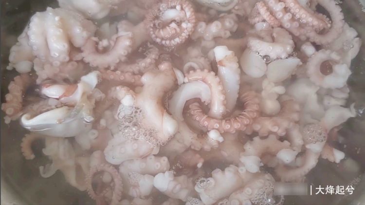 八爪鱼一炒就老，很多人做不好，海边人教你正确做法，鲜嫩又脆爽