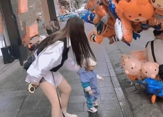 小姨|全网最“霸气小姨”走红,宝宝路上耍赖拎起就走,网友:不敢娶