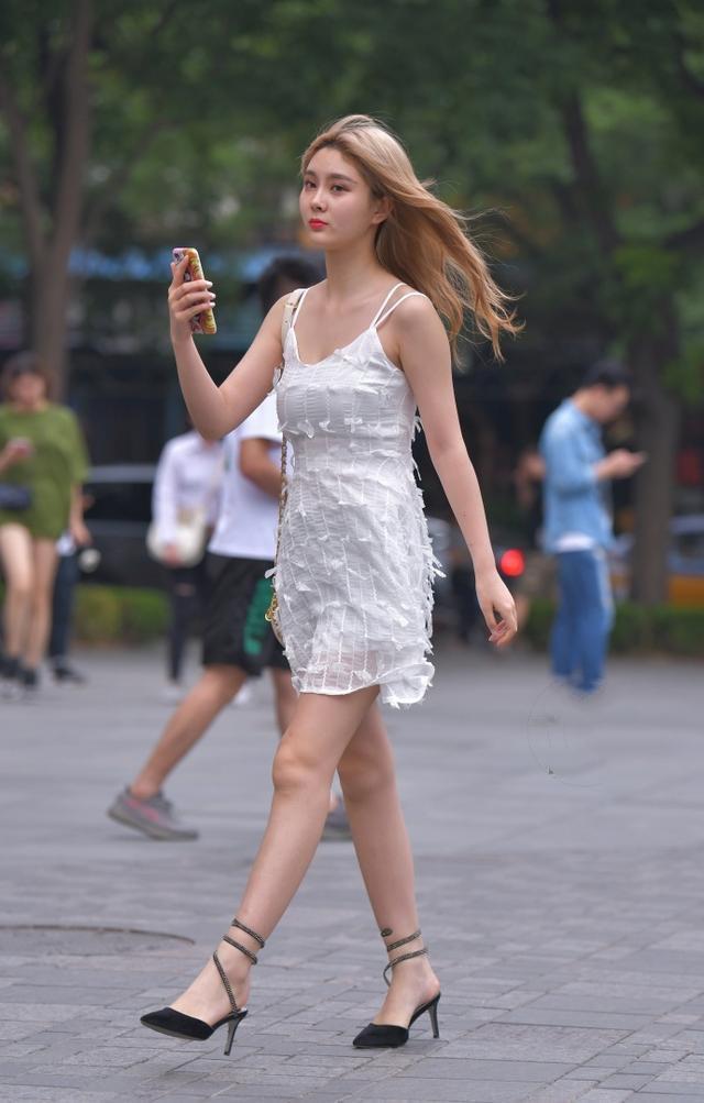 白色 白色连衣裙,简约风格装扮出自然美感,一种优雅大气的感觉