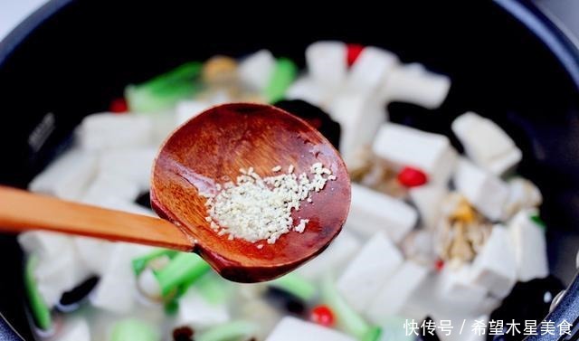 扇贝肉|冬天就爱这一锅,海鲜木耳豆腐羹,鲜香清淡又营养,常吃吃不够