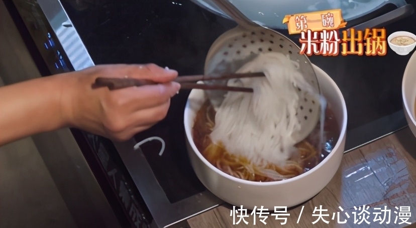 张子枫|蘑菇屋嘉宾吃饭太拥挤，张子枫下意识的高级素养，是装不出来的