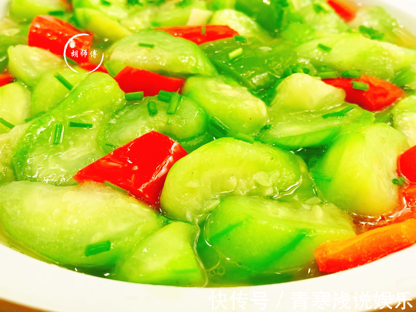 才知道，炒丝瓜不能先放油，教你1个妙招，丝瓜不发汁，绿如翡翠
