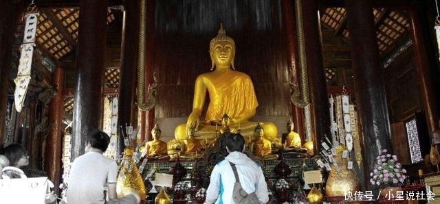 相片里面|游客用相机对寺庙佛像拍照后,看到相片里的影子,立刻就跪在佛像