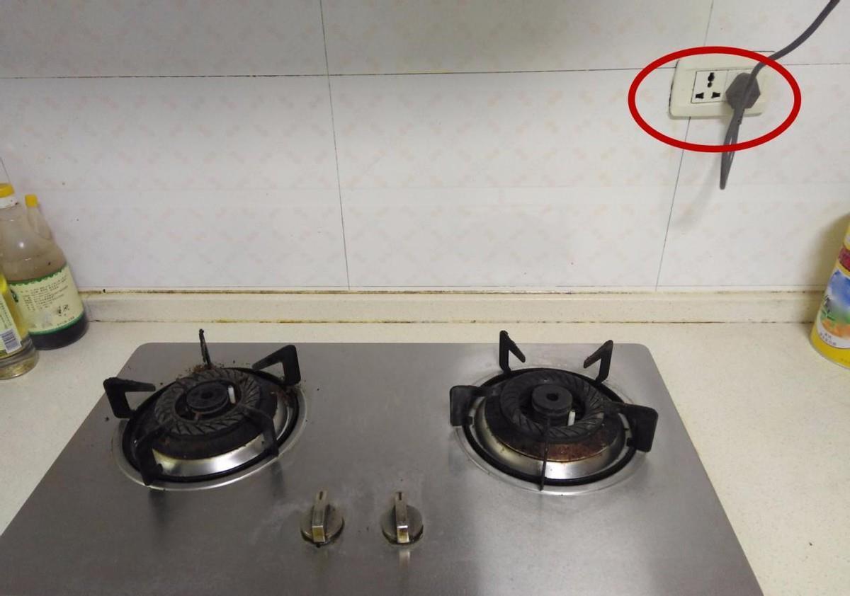 炒菜|燃气灶上方装插座,师傅是无知还是故意?来不及拆,只能这么改了
