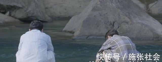 面對清澈的溪流，王一博把“無心做菜，只想下水”寫在了臉上