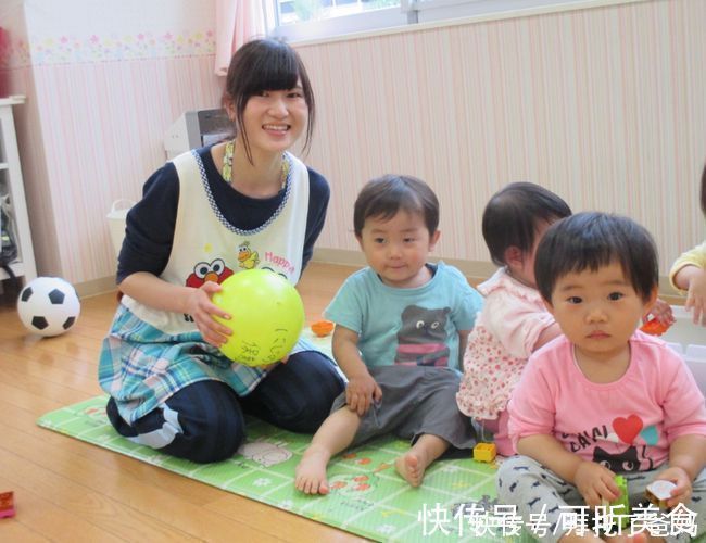 如厕|幼儿园午睡起床后,老师和孩子在忙什么?不是在穿衣叠被