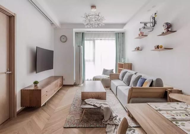 晾晒|客厅连接阳台,要不要装隔断门?幸好我精明,一锤下去赚了好几万