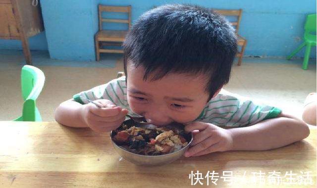 乐乐|从小被喂饭长大的孩子成了啥样你还在追着孩子喂饭吗