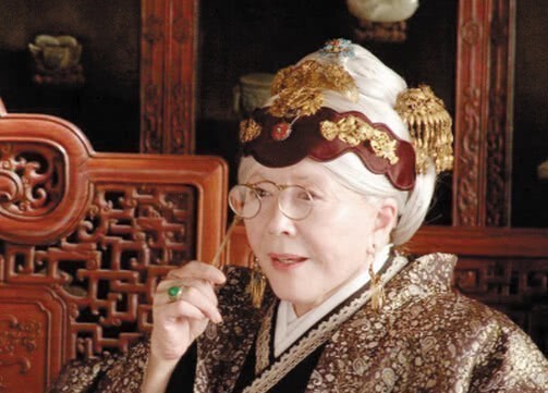 刘姥姥|刘姥姥二进荣国府,贾母为何只给衣服不给钱,是她太吝啬了吗?