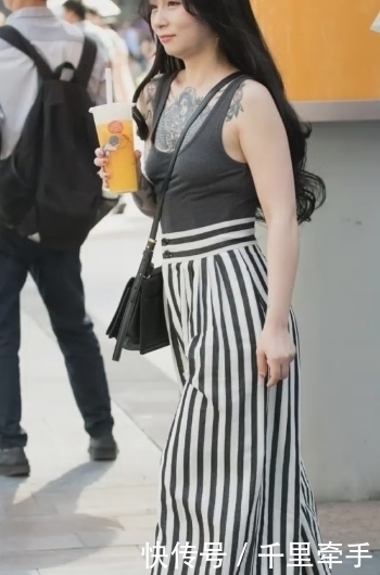 诱人|街拍:一位微胖美女穿着吊带,性感诱人,成为路人的焦点