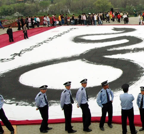 墨水&男子写巨型书法,百斤墨水一次挥霍完,一个印章还需要六人扛动