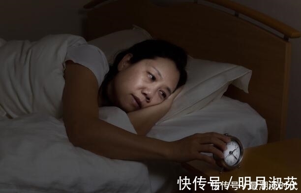 身体|女人中年后,身体感到4种不适,或是提醒你即将进入“闭经”期