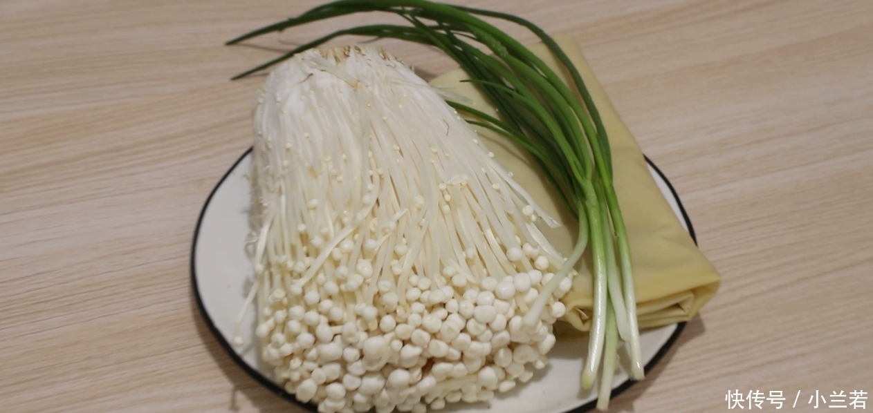 1把金针菇,2张豆腐皮,一卷一烧,简单又美味,吃不腻