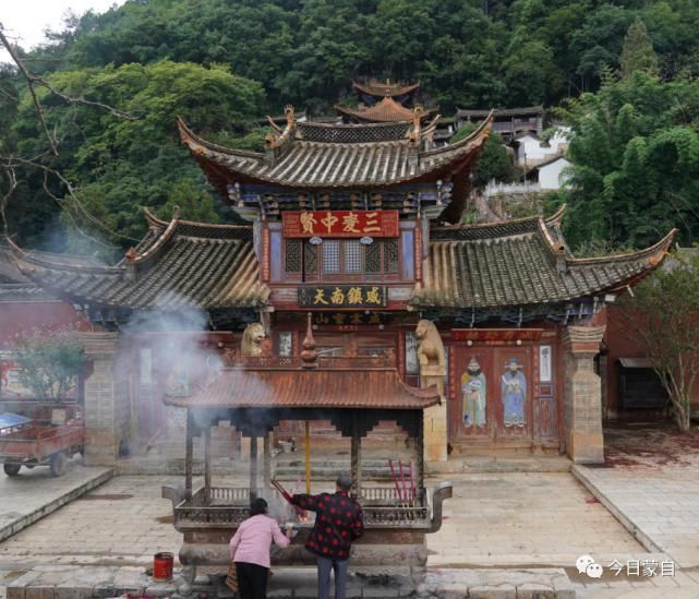 老尹|这座“嵌”在悬崖峭壁上的寺庙，风景如画，令人沉醉