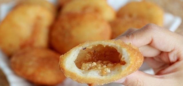 炸糖糕时，开水烫面大错特错，教你这个做法，个个空心不破皮