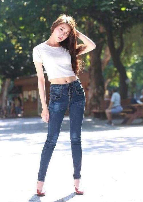 紧身裤 女神搭配:腰很细的牛仔裤美女,身材颜值俱佳,彰显女人味!