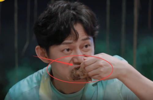  别人|别人都张大嘴啃大酱骨，谁注意张子枫的吃法？是女明星最后的体面