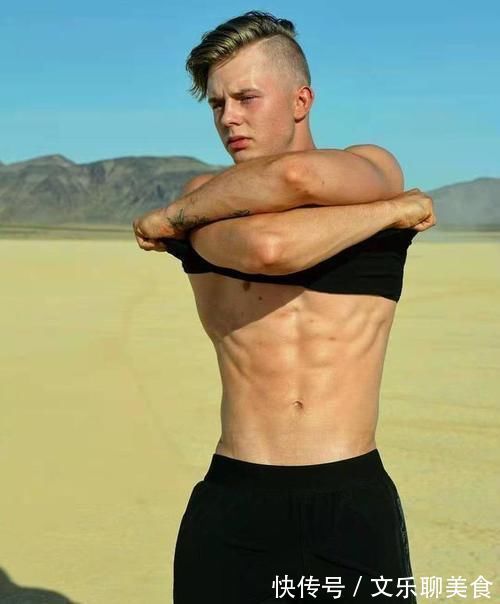 想看肌肉男的身材吗?别急,撩起衣服让你细细瞧胸肌和八块腹肌