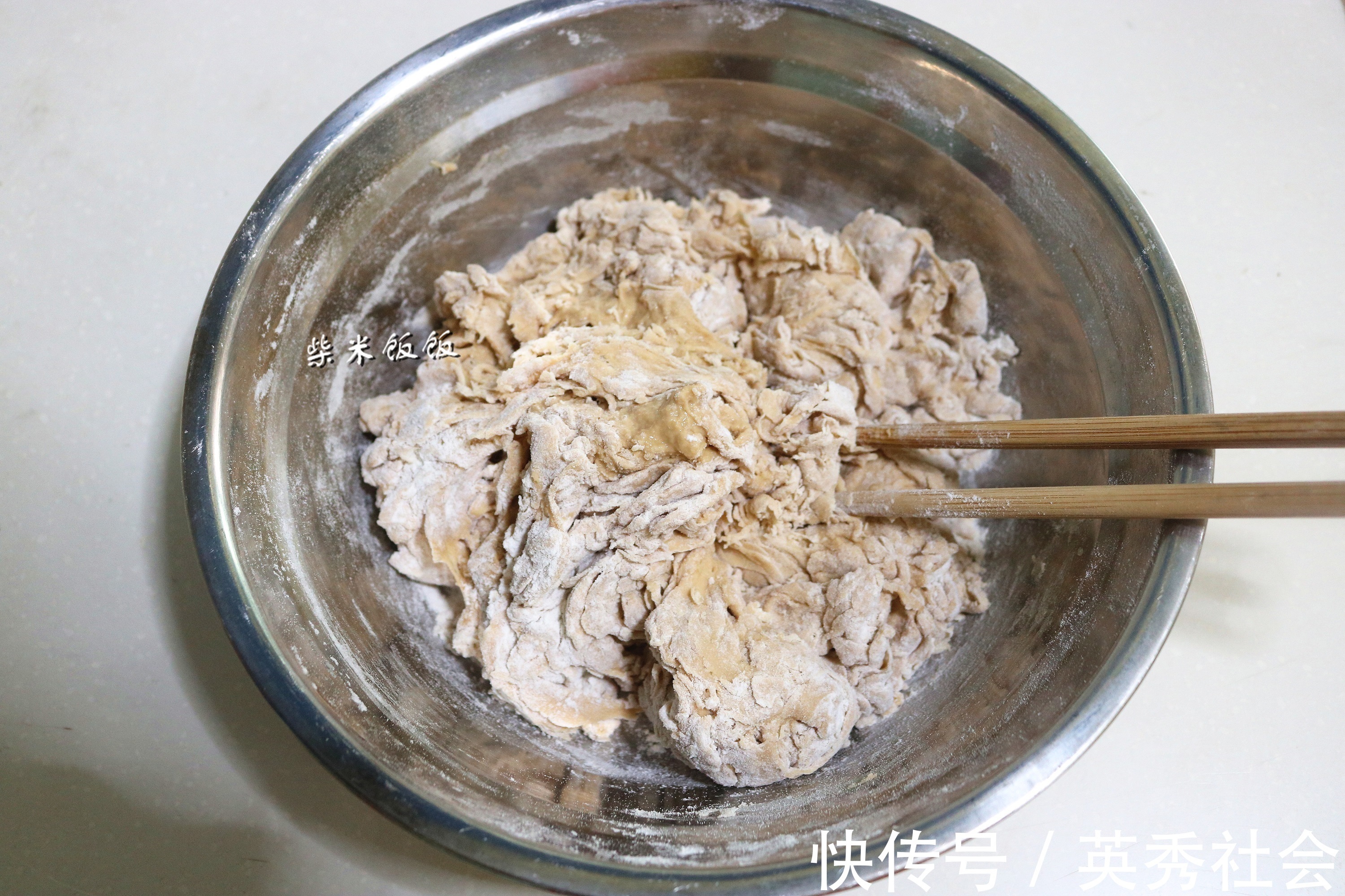 红糖|红糖馒头别买了,用这做法特别简单,不用费劲揉面,个个香软