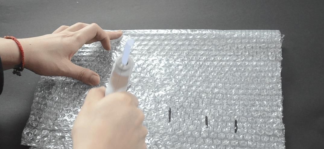 快递箱里的气泡垫别扔了, 没想到它作用这么大, 家家户户用的到