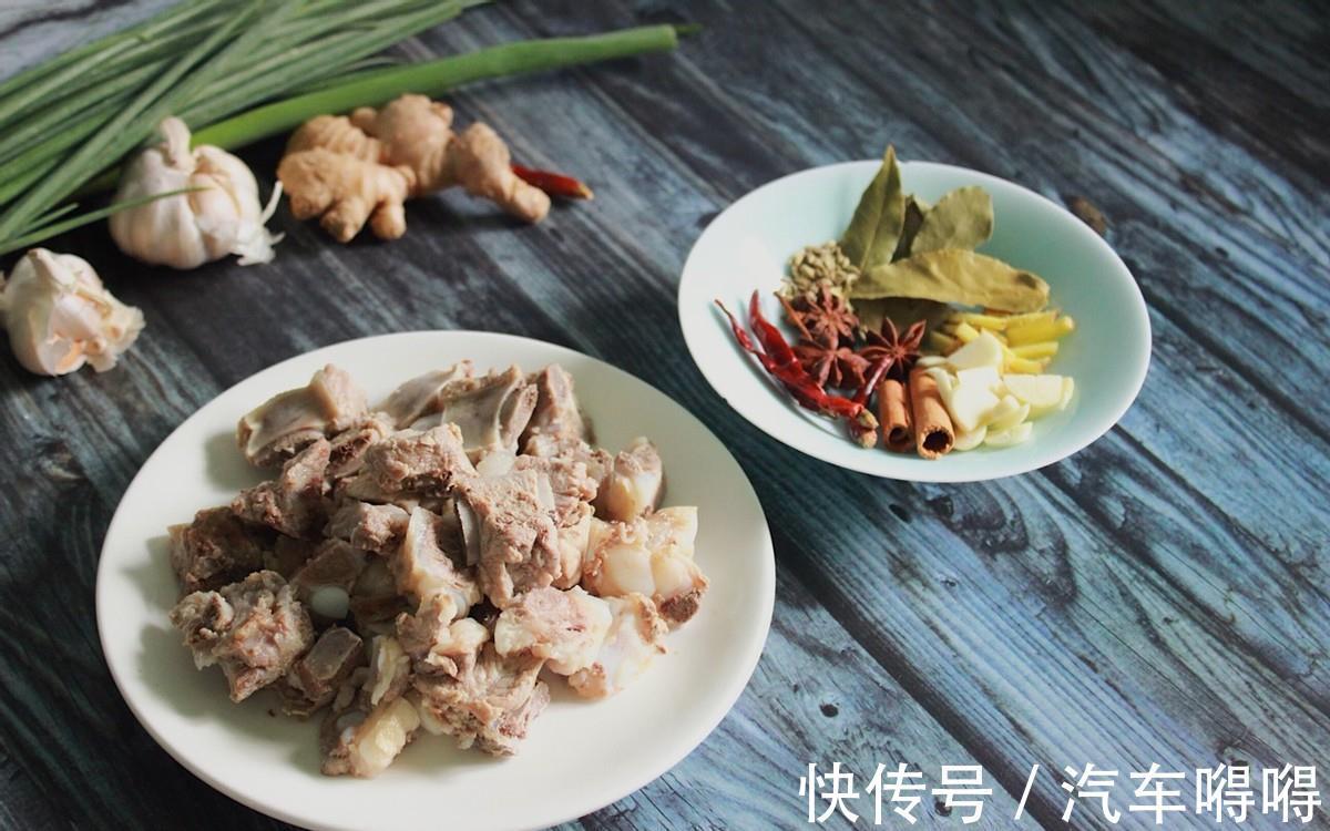 开胃|排骨别总红烧了，做一道香辣开胃的香煎小排，好吃到舔手指