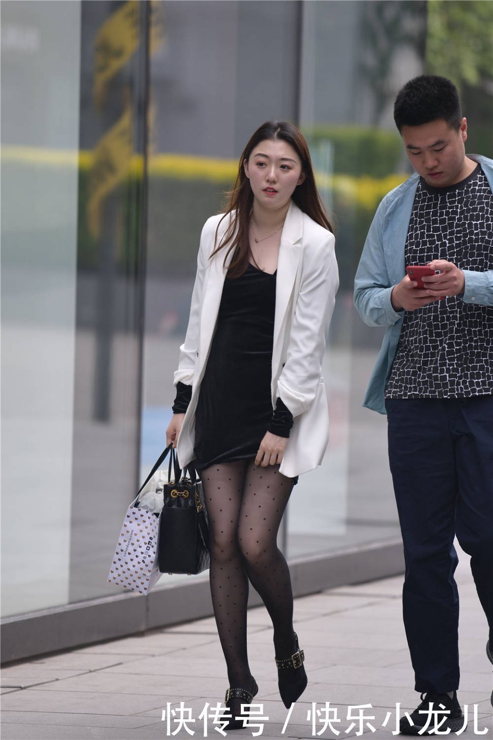 高跟鞋|斑点黑色丝袜，看起来更有层次，搭配一双尖头细跟凉鞋