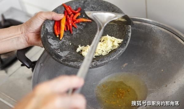 食材|炒菜时，油为何总是四处飞溅？大厨：只需加1物，不炸锅不溅油