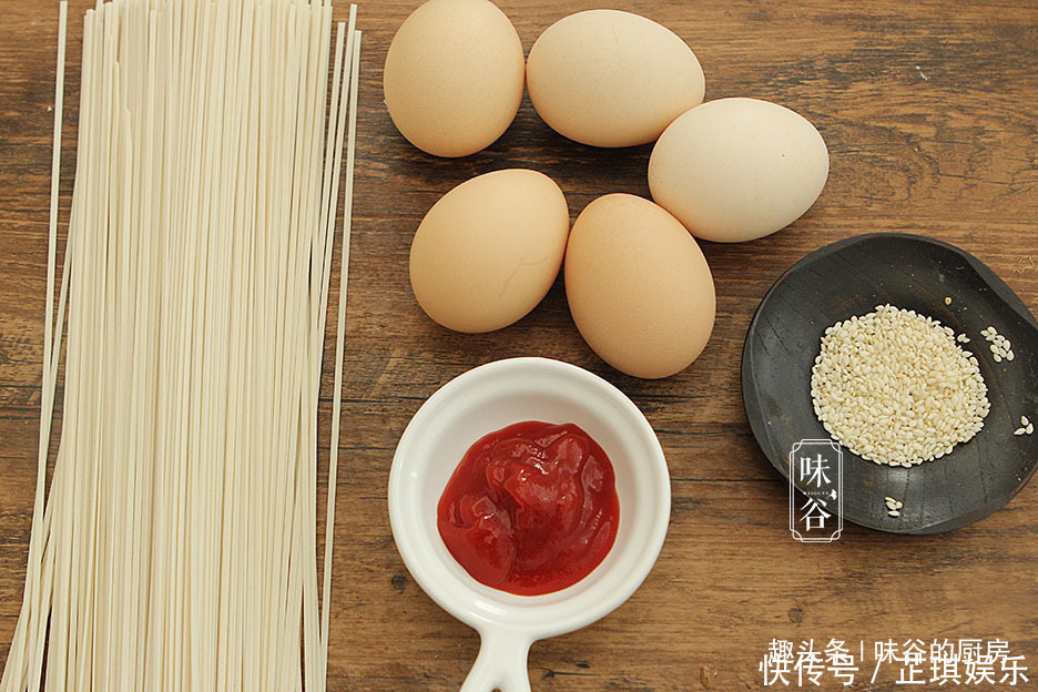 早餐面条的新做法，做成早餐饼，孩子连吃好几个，10分钟就搞定