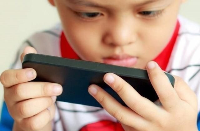 玩手机|经常玩手机的孩子,身上的这项能力,比不玩手机的孩子,要强太多