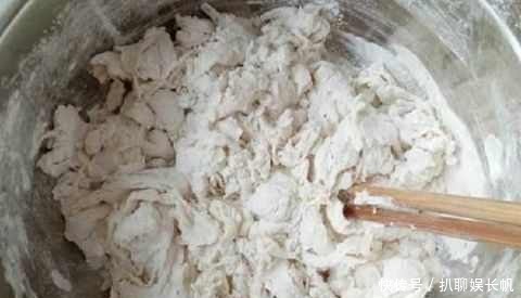 面皮|夏天饺子皮在我家这样吃 上锅一蒸就能吃 鲜香解嫩比凉皮香