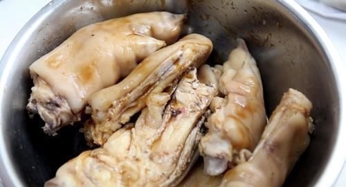 酱猪蹄，不用香料不用盐，只加3种调料，猪蹄软烂又筋道，特简单