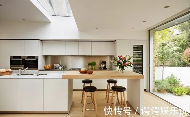 钢化玻璃|头一次见厨房不贴瓷砖,她家贴玻璃,20年如一新,和油污说拜拜