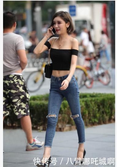 一字肩衬衫搭配暗蓝色破洞牛仔裤,时尚简约,气质不凡