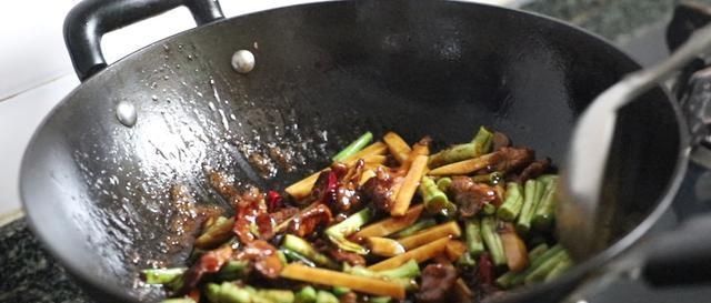 美食|巴盟焖面,舌尖上的美食,这道菜能满足你的味蕾吗