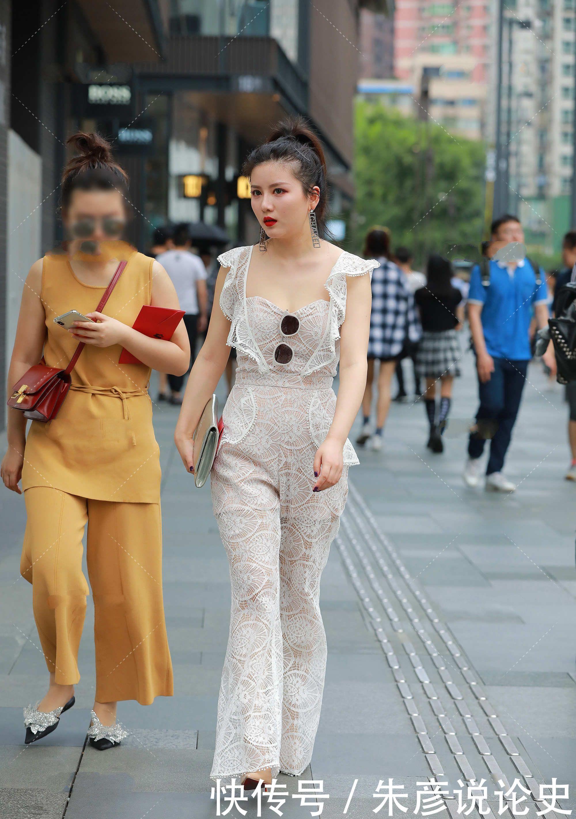 白色套装显高级，搭配高跟鞋穿，气场很强大