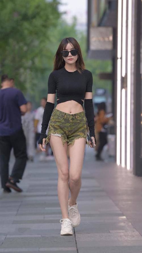  黑色|黑色高腰T恤加迷彩短裤，搭配白色老爹鞋，展现神采飞扬的气质#时尚穿搭# #时尚街拍#