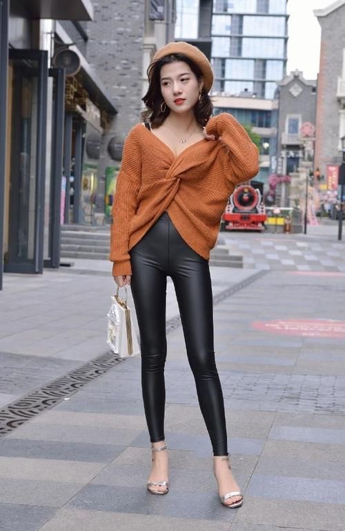 路人街拍，印花的连衣裙，不是每一位姑娘都可以轻松驾驭的