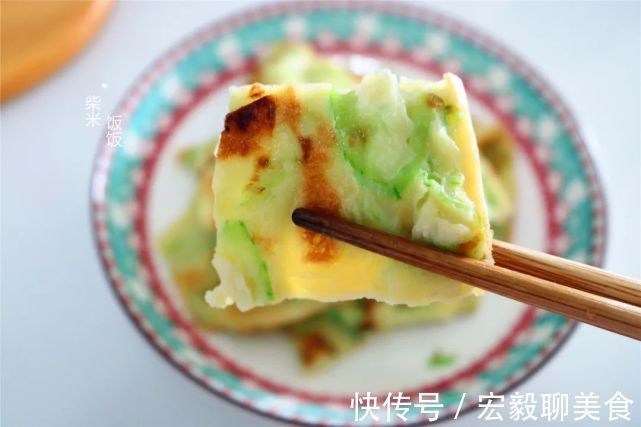 鸡蛋|丝瓜别总炒着吃了,加点面粉和鸡蛋,香软可口,早餐吃很不错