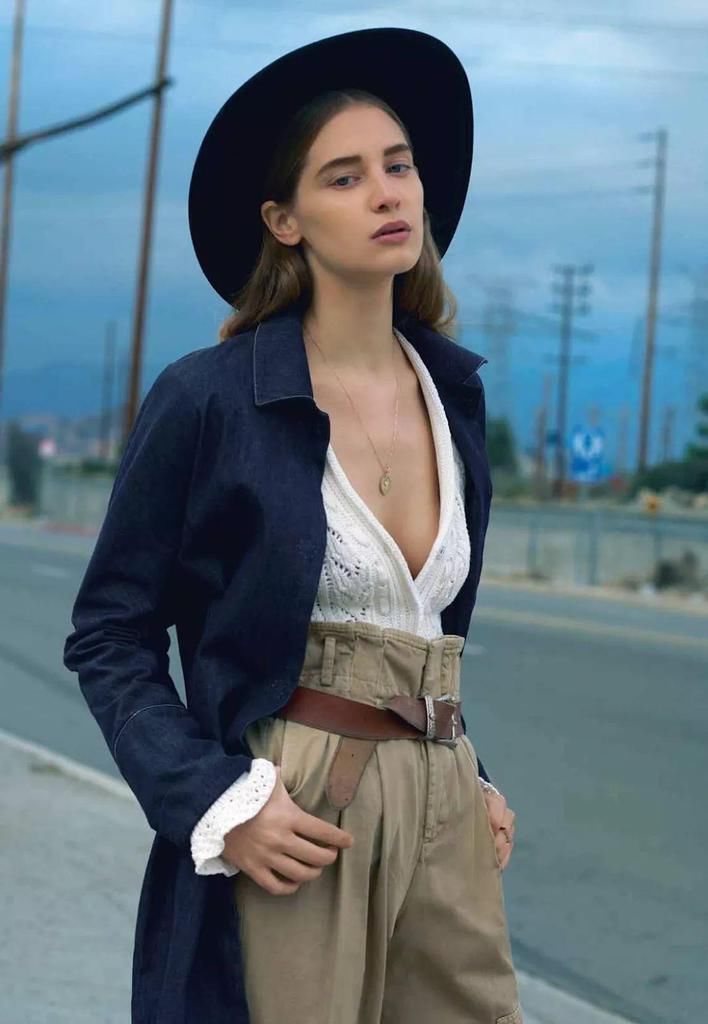  纸袋裤|别老穿阔腿裤了，今年秋冬这4条裤子最流行！