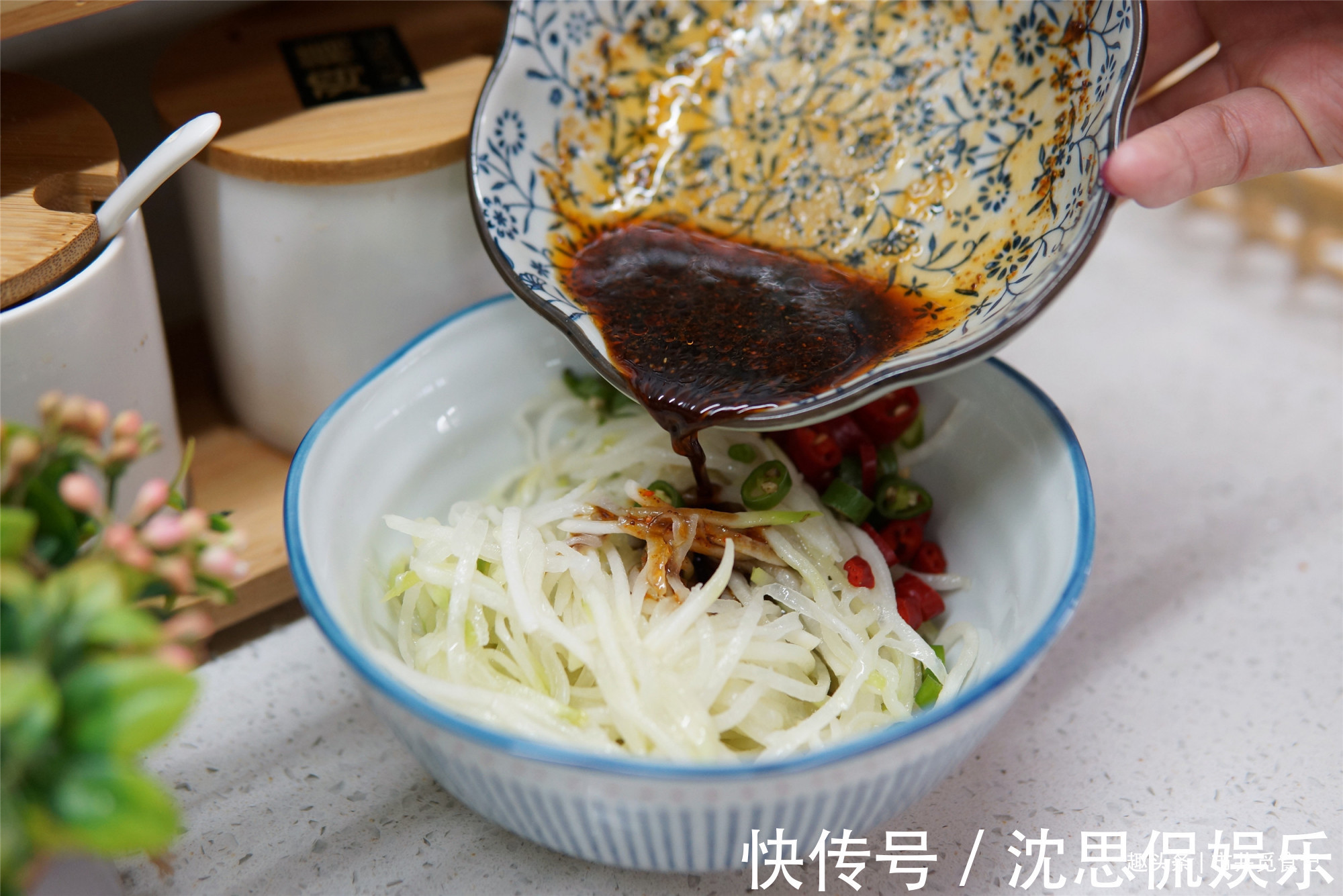 农家奶奶腌萝卜的好方法,12个小时就能吃,香辣可口,嘎嘣脆