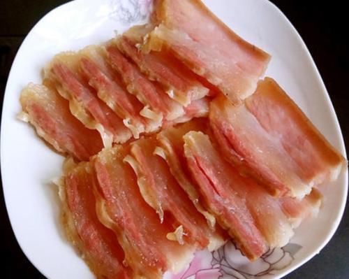 白酒|腌腊肉时，不要只懂抹盐，还要多加两步，腊肉更香，耐放不发霉